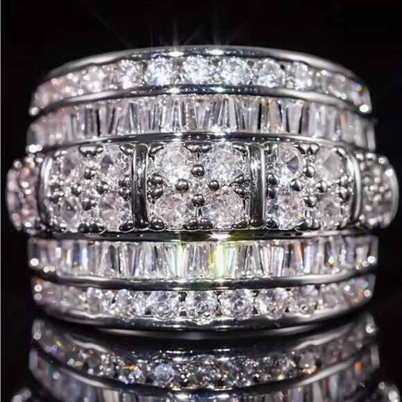 🌺 NEW Elegant & Sparkling Silver and Crystal Ring 🌺 - Picture 2 of 4